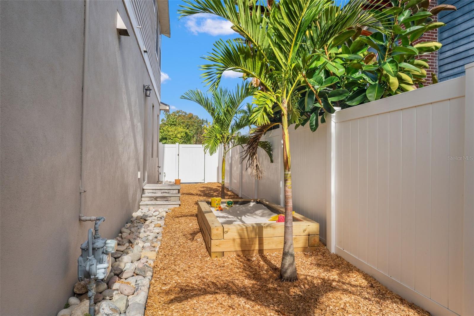 Listing photo id 48 for 2152 Burlington Avenue N