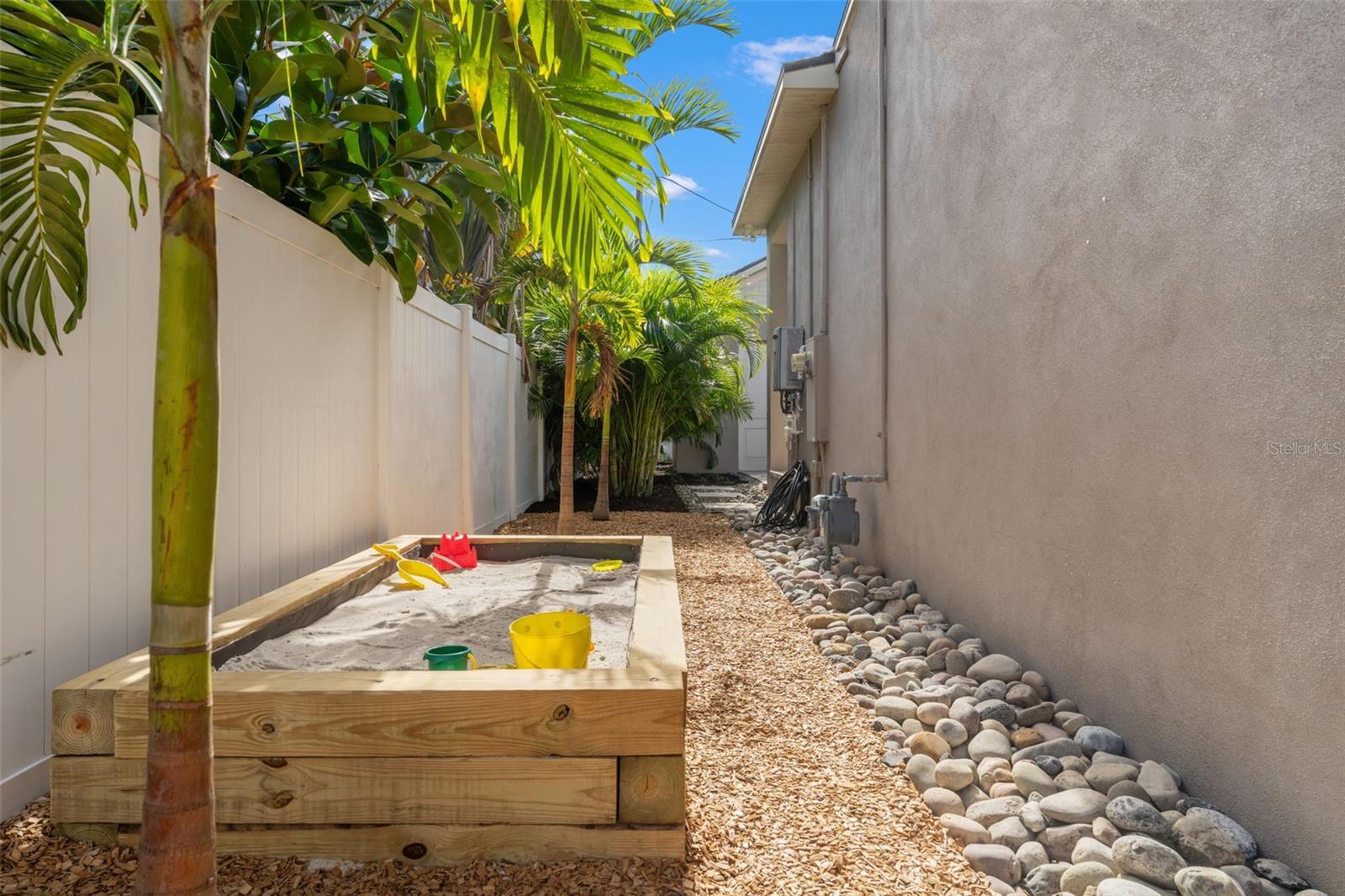 Listing photo id 49 for 2152 Burlington Avenue N