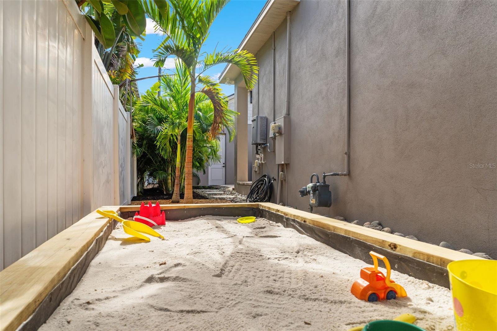 Listing photo id 50 for 2152 Burlington Avenue N