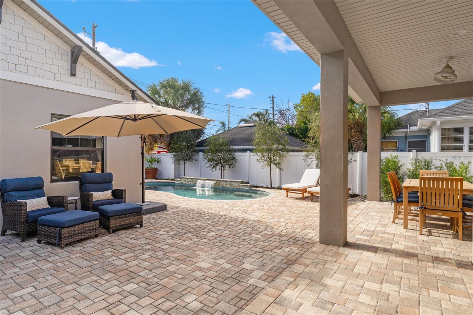 Listing photo id 51 for 2152 Burlington Avenue N