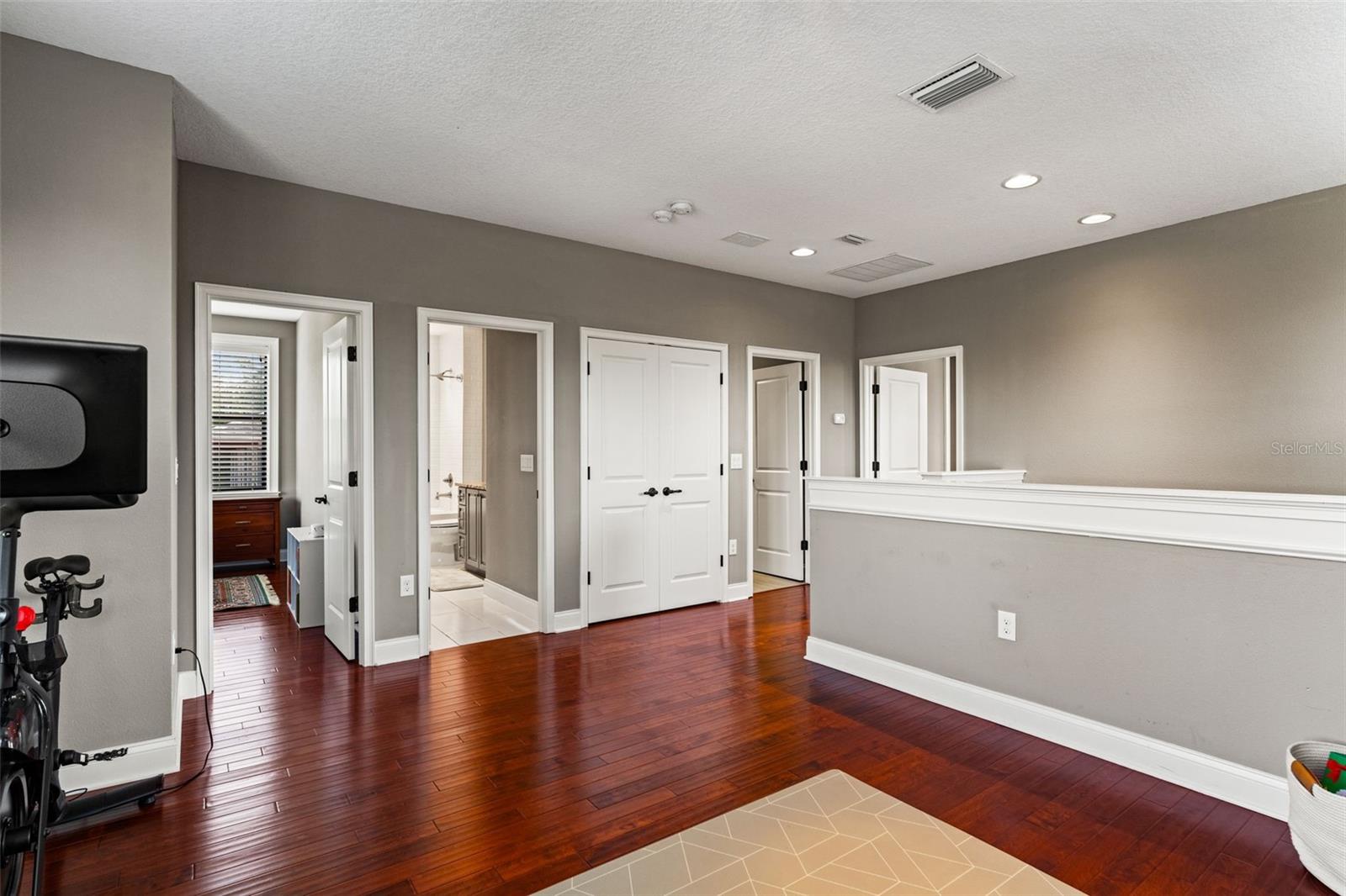 Listing photo id 54 for 2152 Burlington Avenue N