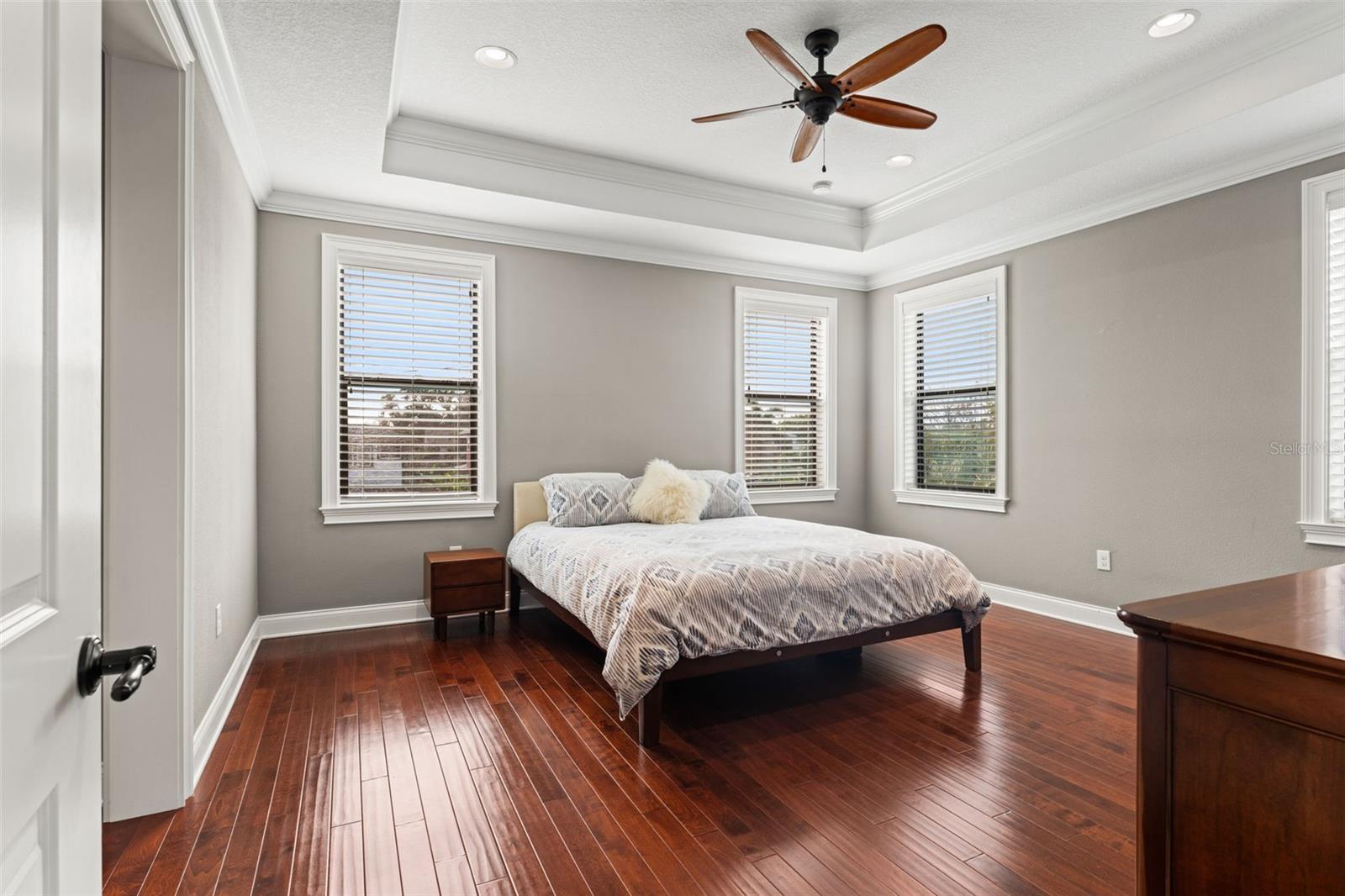 Listing photo id 56 for 2152 Burlington Avenue N