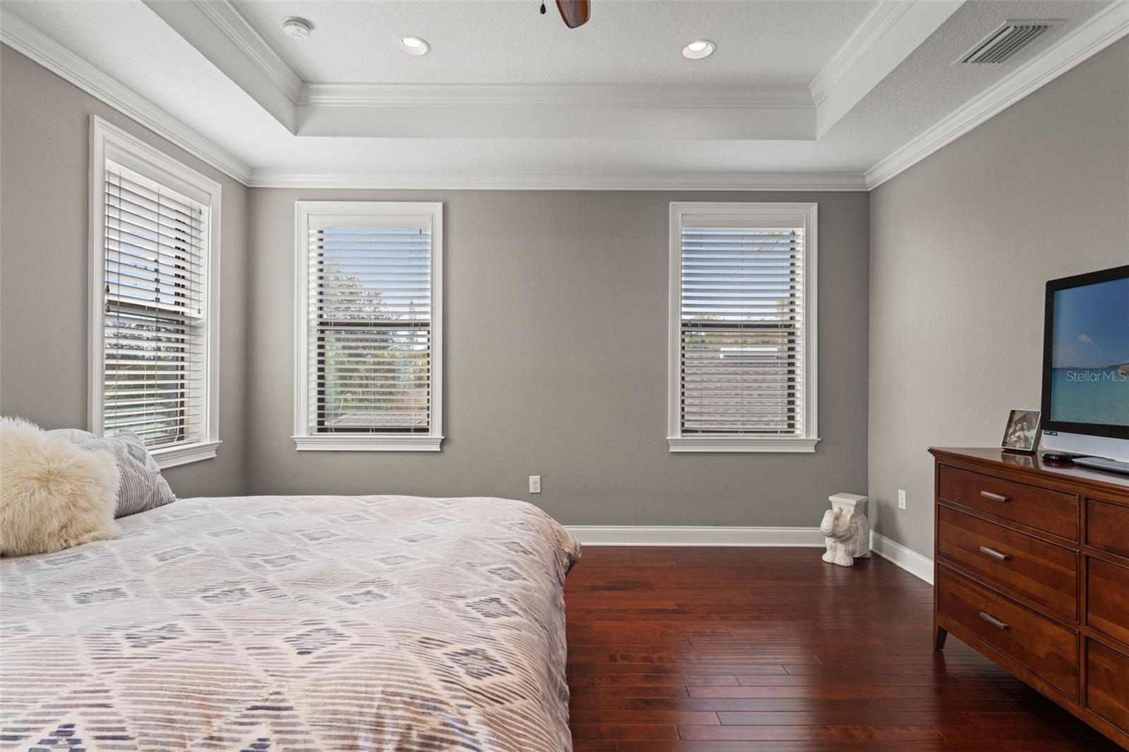 Listing photo id 57 for 2152 Burlington Avenue N