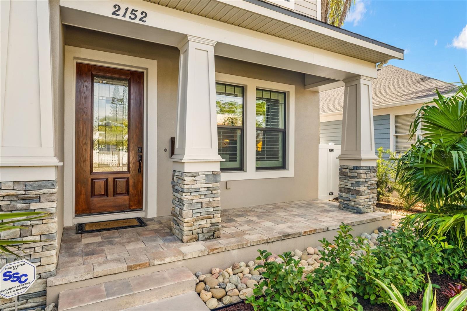 Listing photo id 4 for 2152 Burlington Avenue N