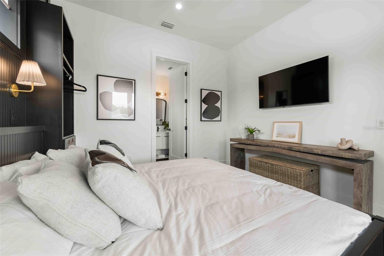 Image 21 of 61 For 5612 Guava Street