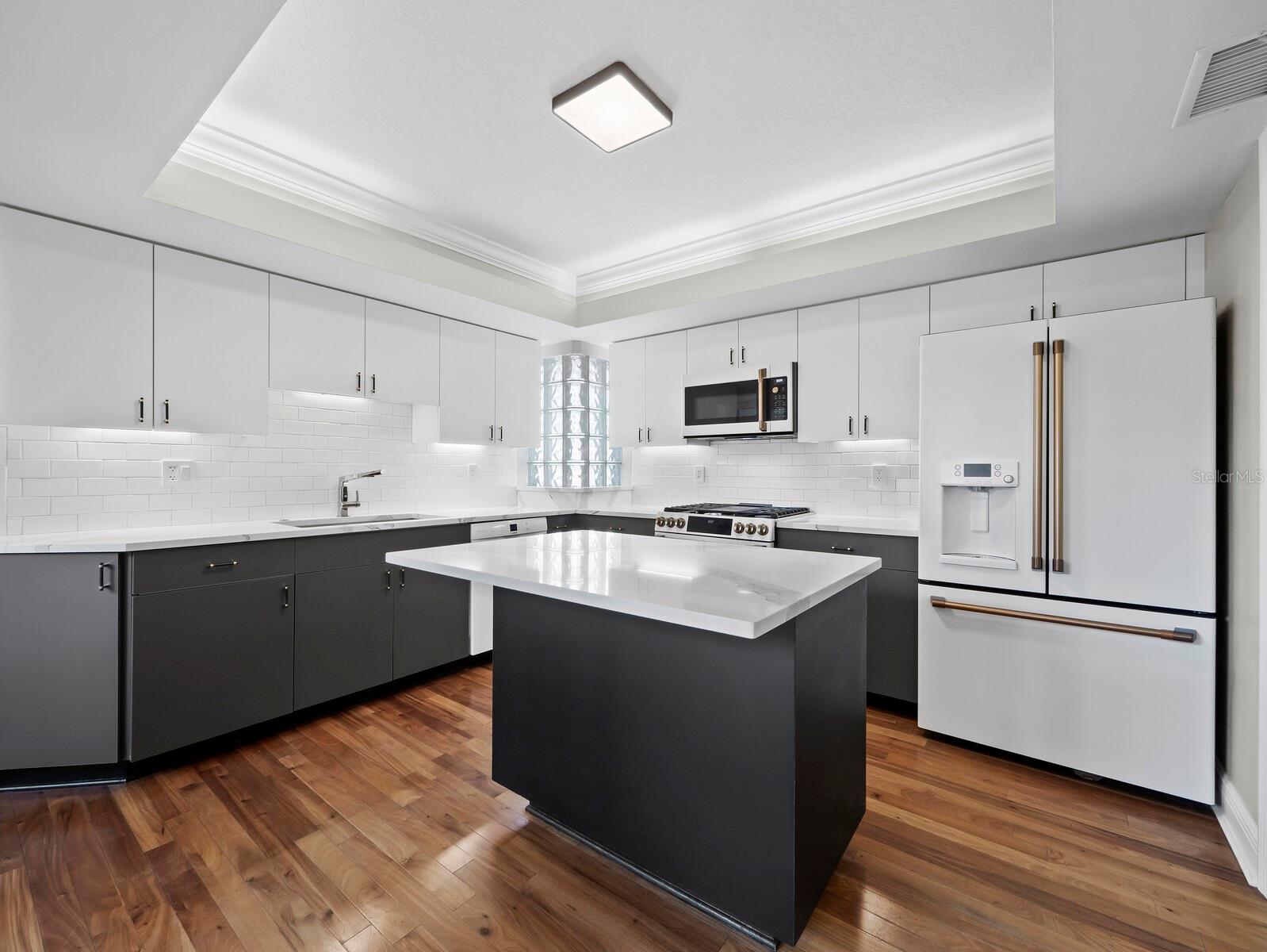 Image 22 of 63 For 200 Cocoanut Avenue 7