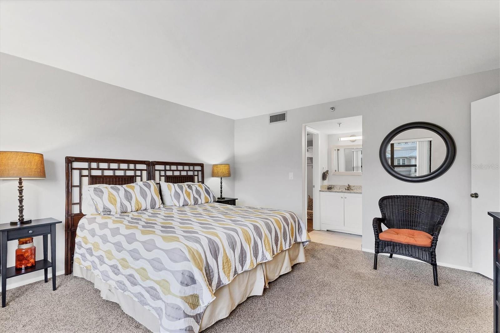 Image 18 of 64 For 1001 Benjamin Franklin Drive 201