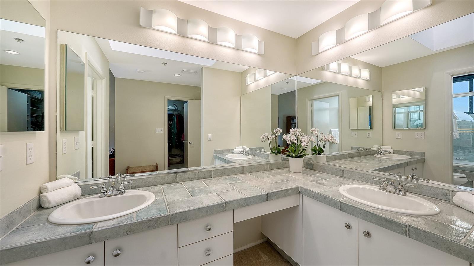 Image 22 of 52 For 1916 Harbourside Drive 803