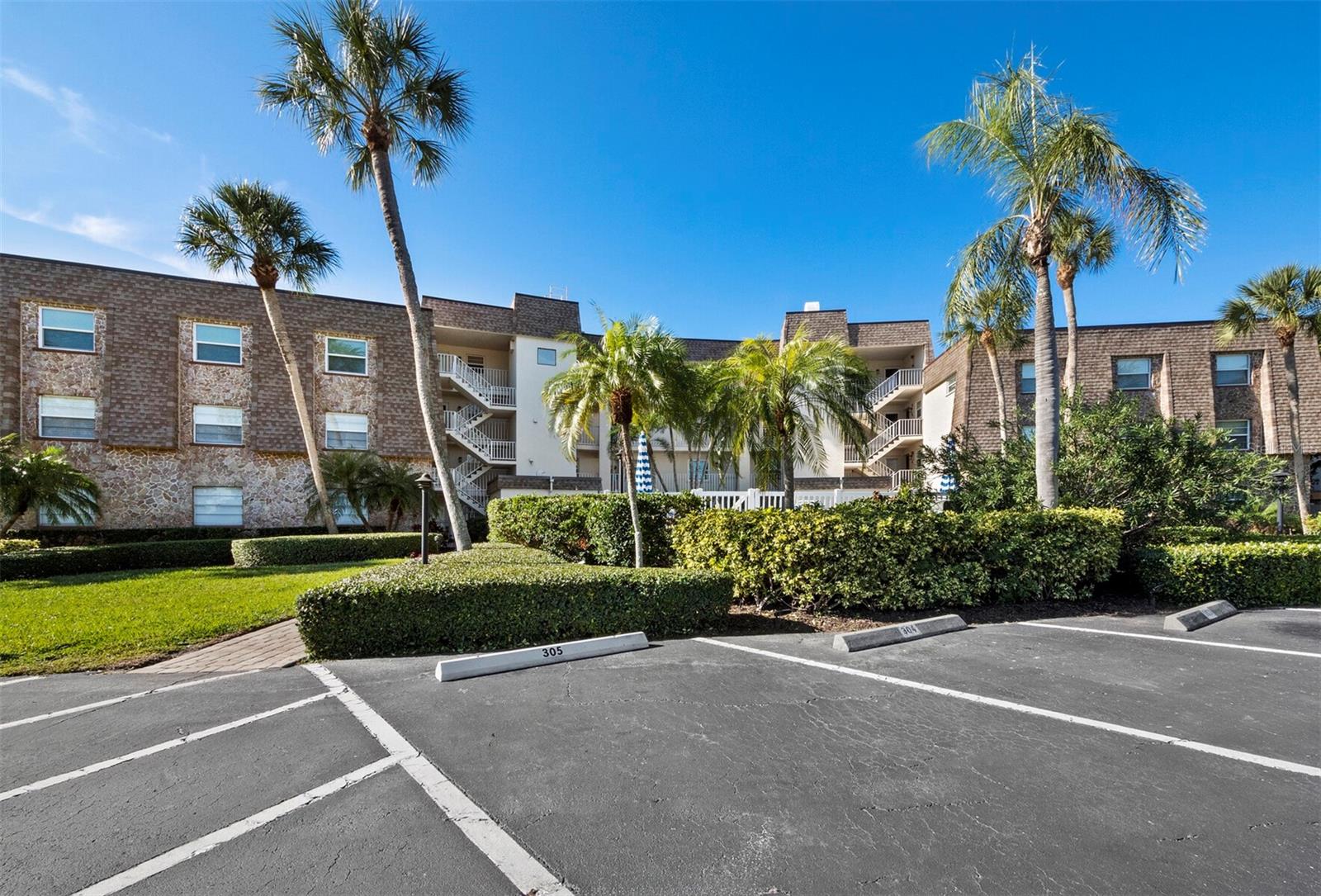 Image 4 of 48 For 5231 Gulf Of Mexico Drive 104