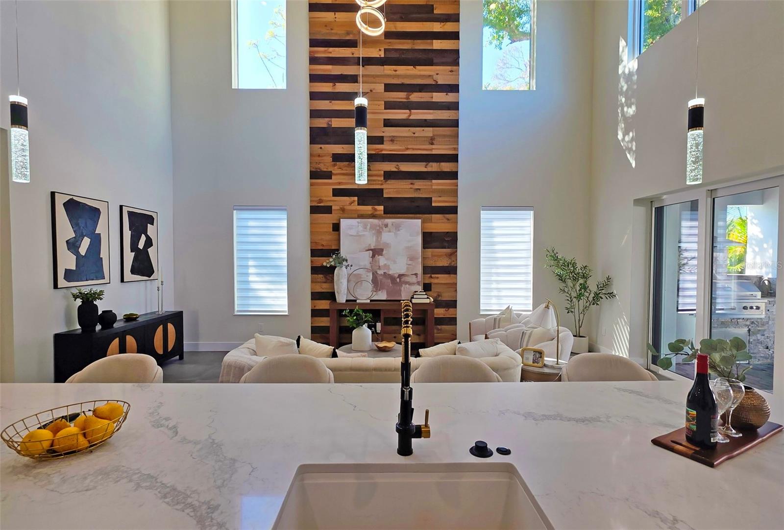 Image 11 of 95 For 2475 Bay Street