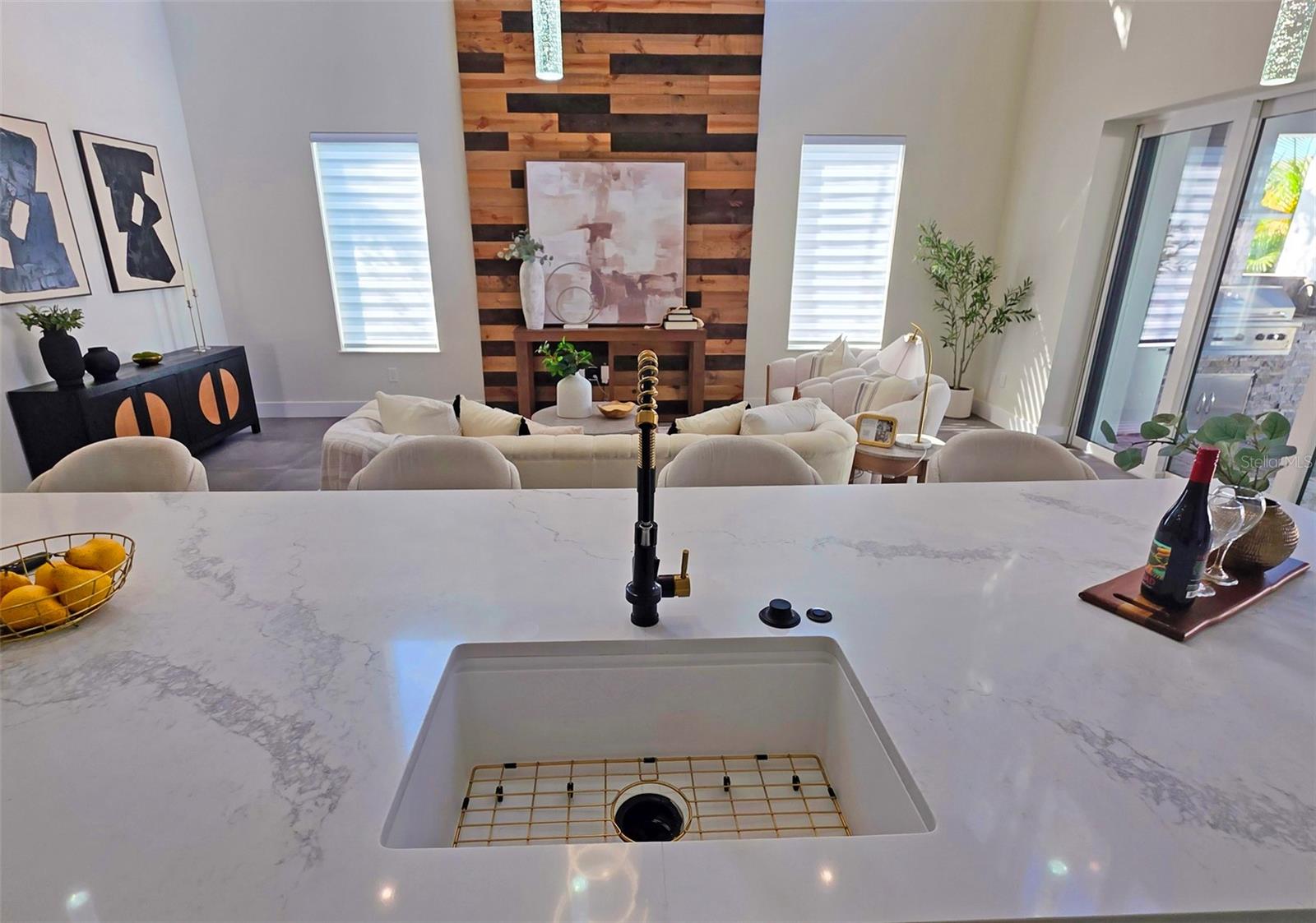 Image 12 of 95 For 2475 Bay Street