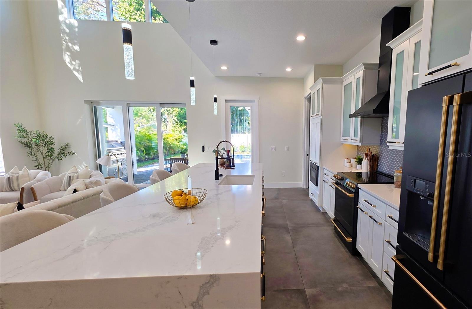 Image 16 of 95 For 2475 Bay Street