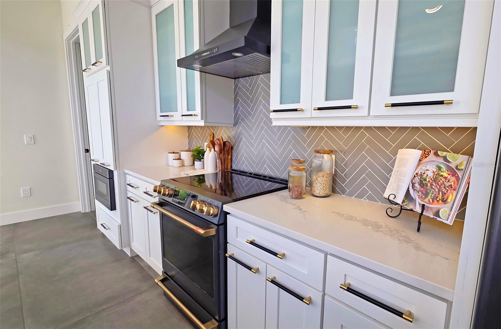 Image 17 of 95 For 2475 Bay Street