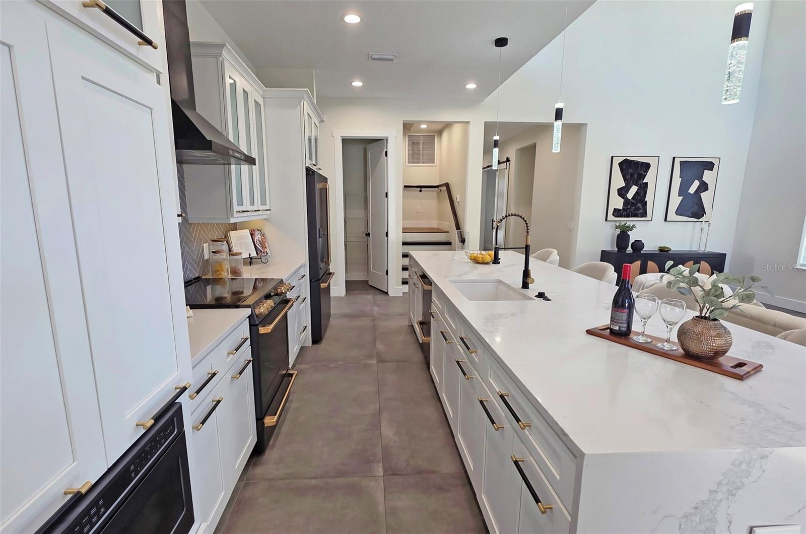 Image 18 of 95 For 2475 Bay Street