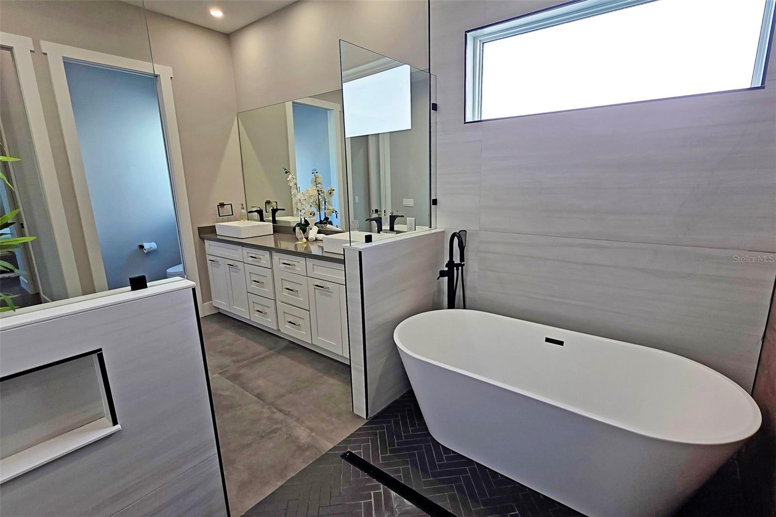 Image 28 of 95 For 2475 Bay Street