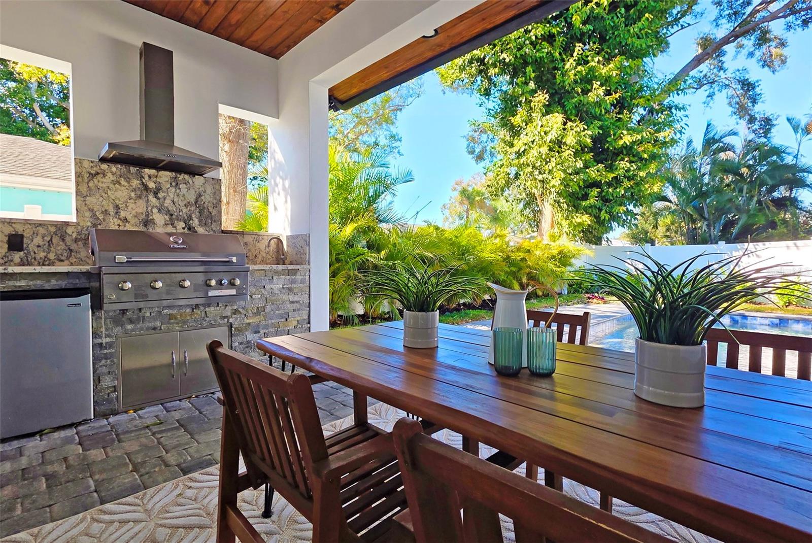 Image 60 of 95 For 2475 Bay Street