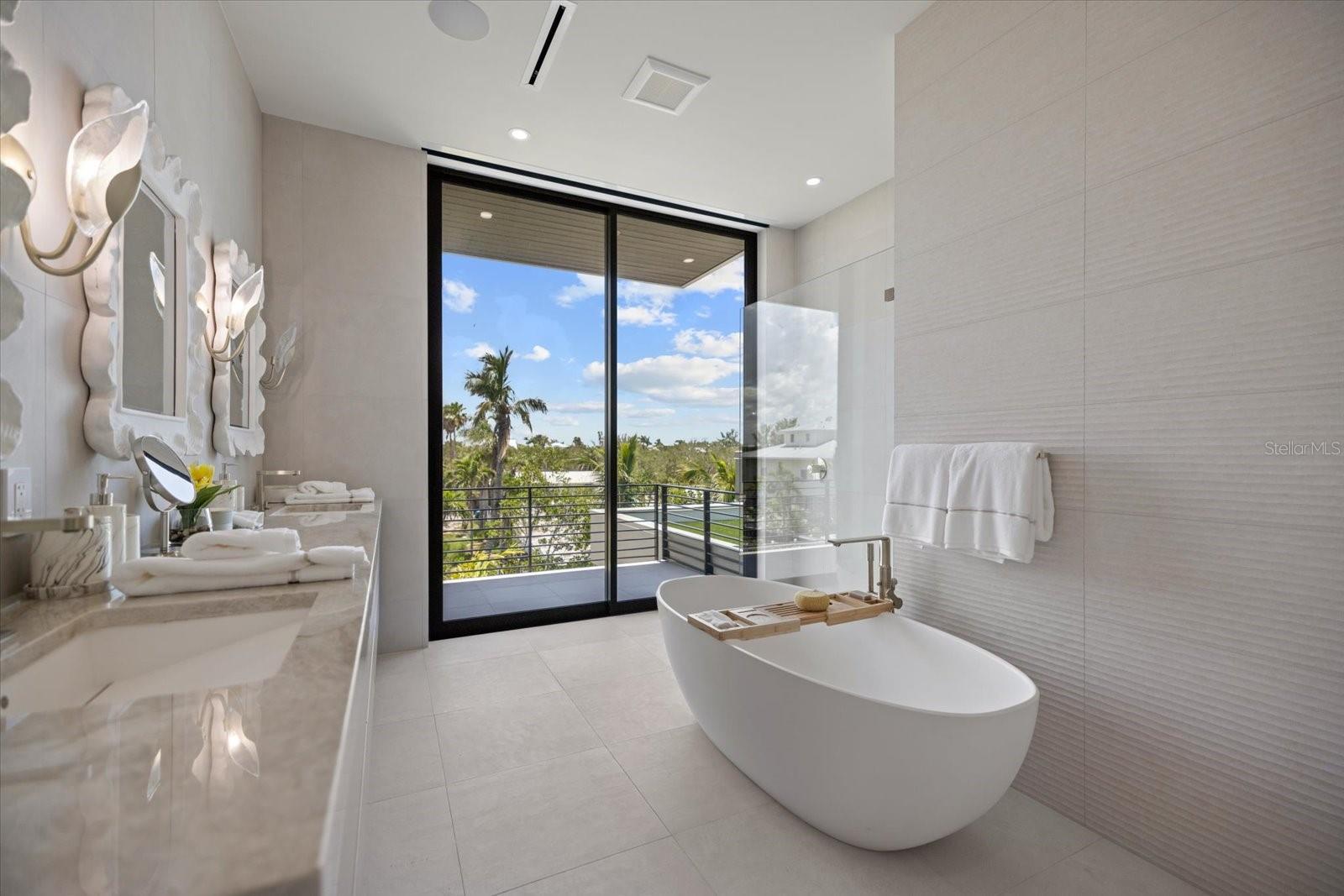 Listing photo id 21 for 590-600 De Narvaez