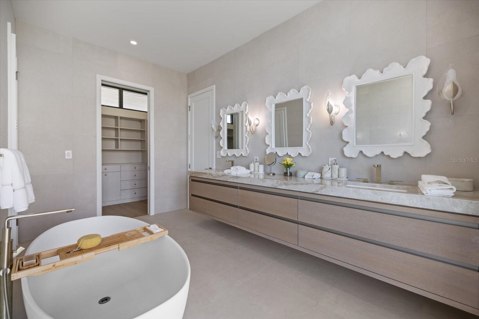 Listing photo id 22 for 590-600 De Narvaez