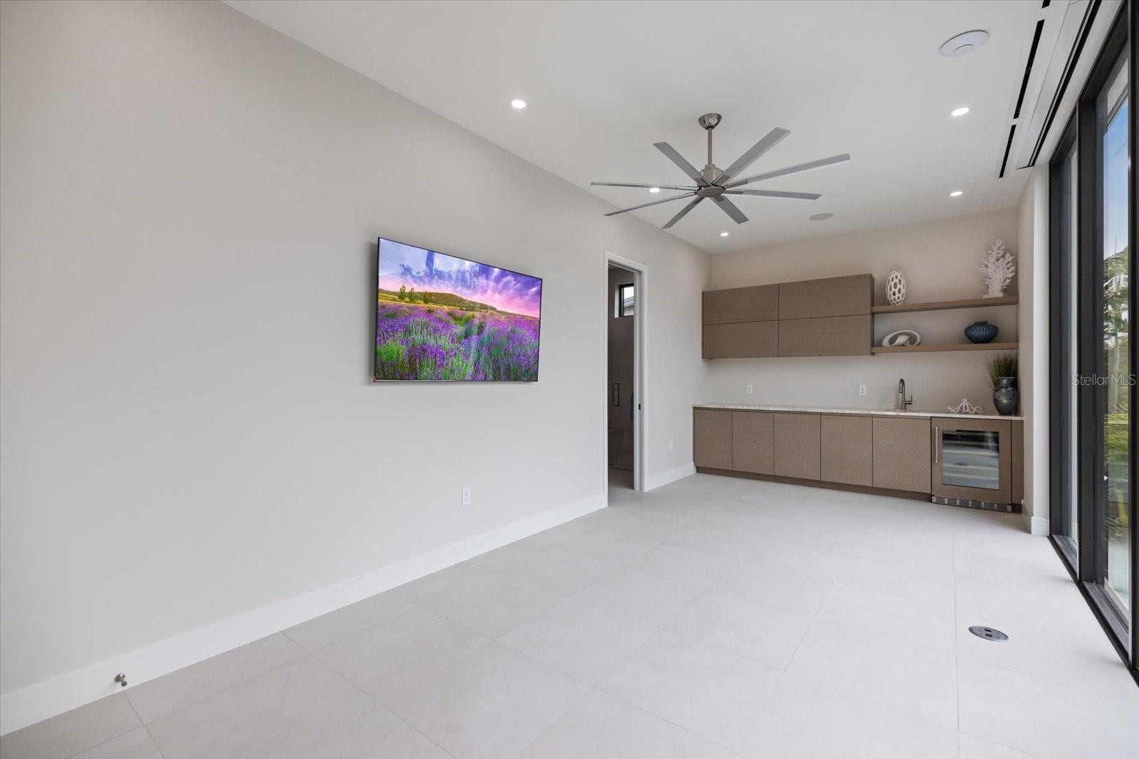 Listing photo id 31 for 590-600 De Narvaez