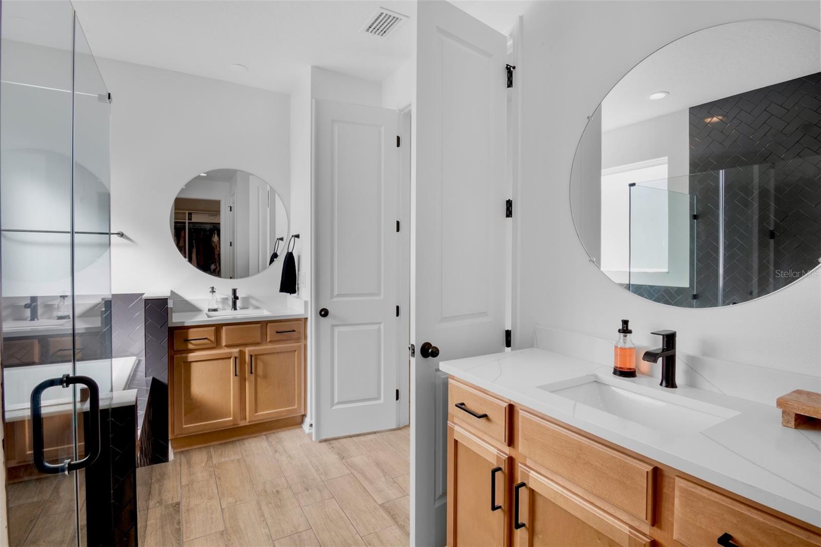 Image 15 of 31 For 8806 Windlass Cove