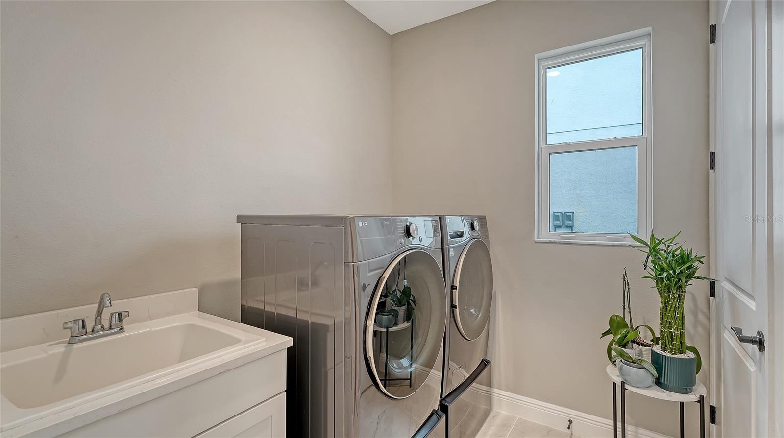 Image 33 of 75 For 17543 Savory Mist Circle