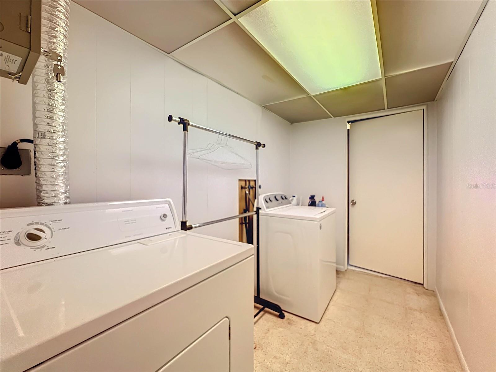 Image 39 of 46 For 2877 Michigan Street