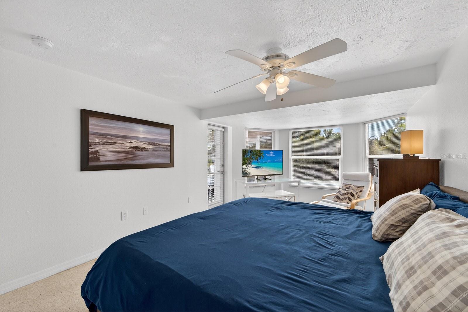 Image 13 of 33 For 3326 Rowena Street