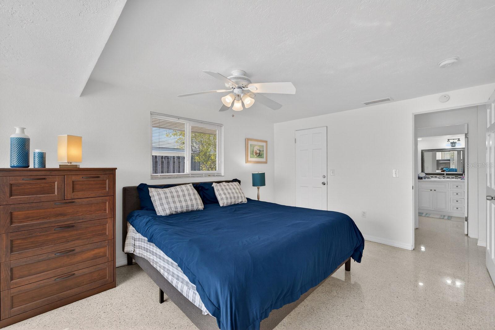 Image 14 of 33 For 3326 Rowena Street