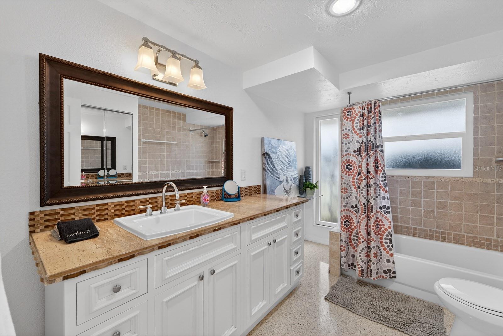 Image 19 of 33 For 3326 Rowena Street