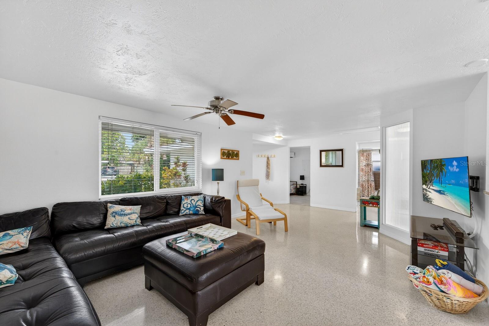 Image 6 of 33 For 3326 Rowena Street