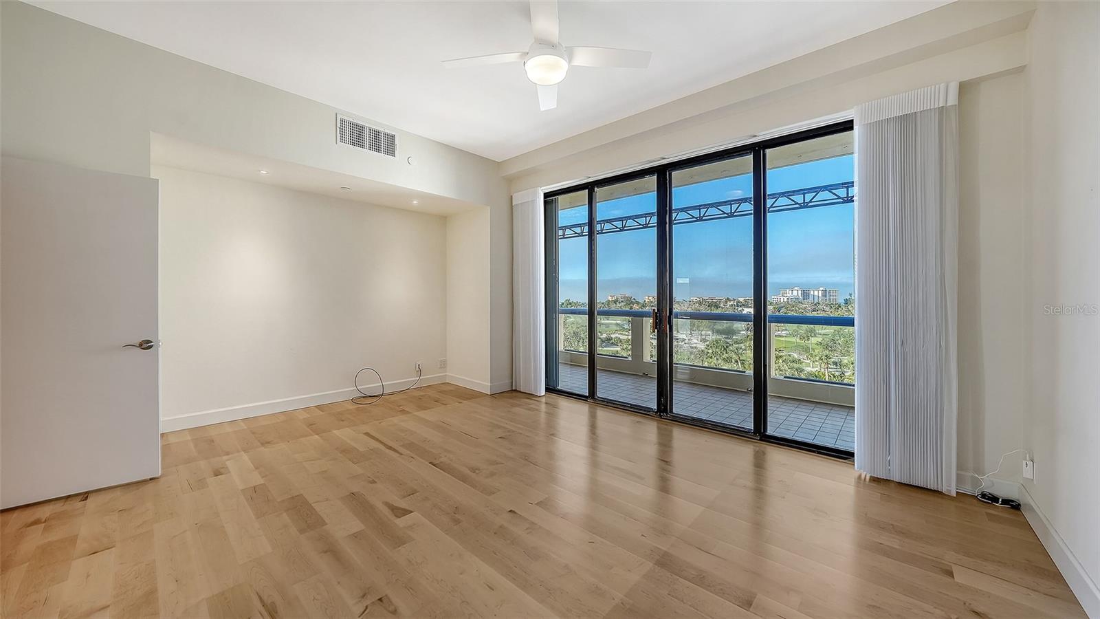 Image 21 of 80 For 2110 Harbourside Drive 558