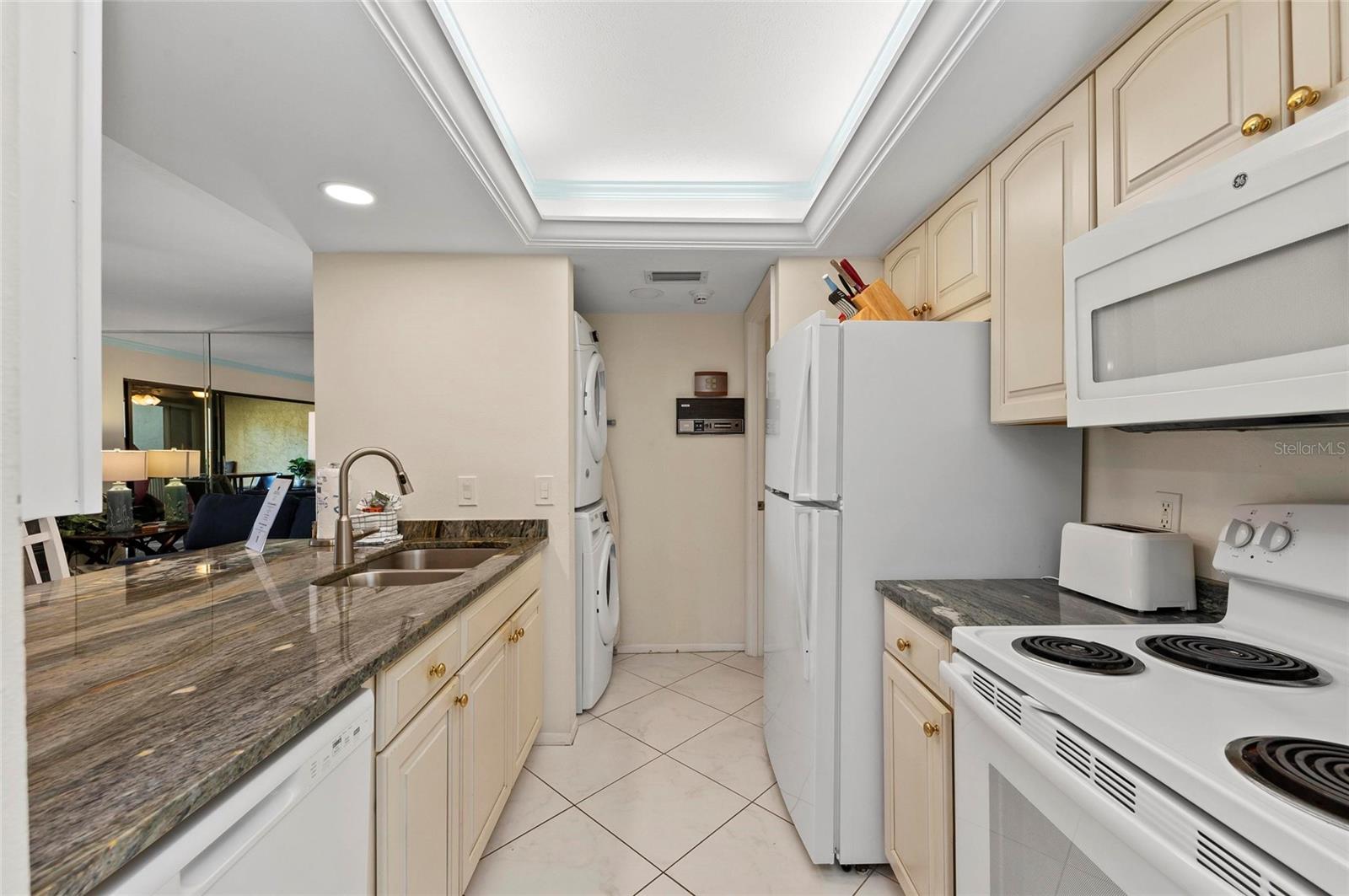 Image 11 of 50 For 6342 Midnight Pass Road 212