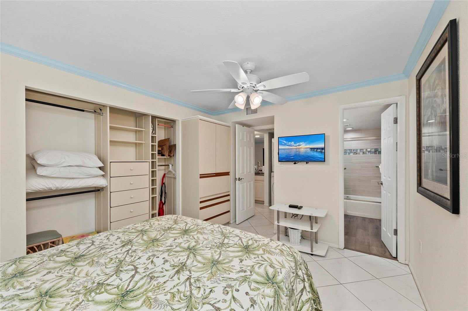 Image 15 of 50 For 6342 Midnight Pass Road 212