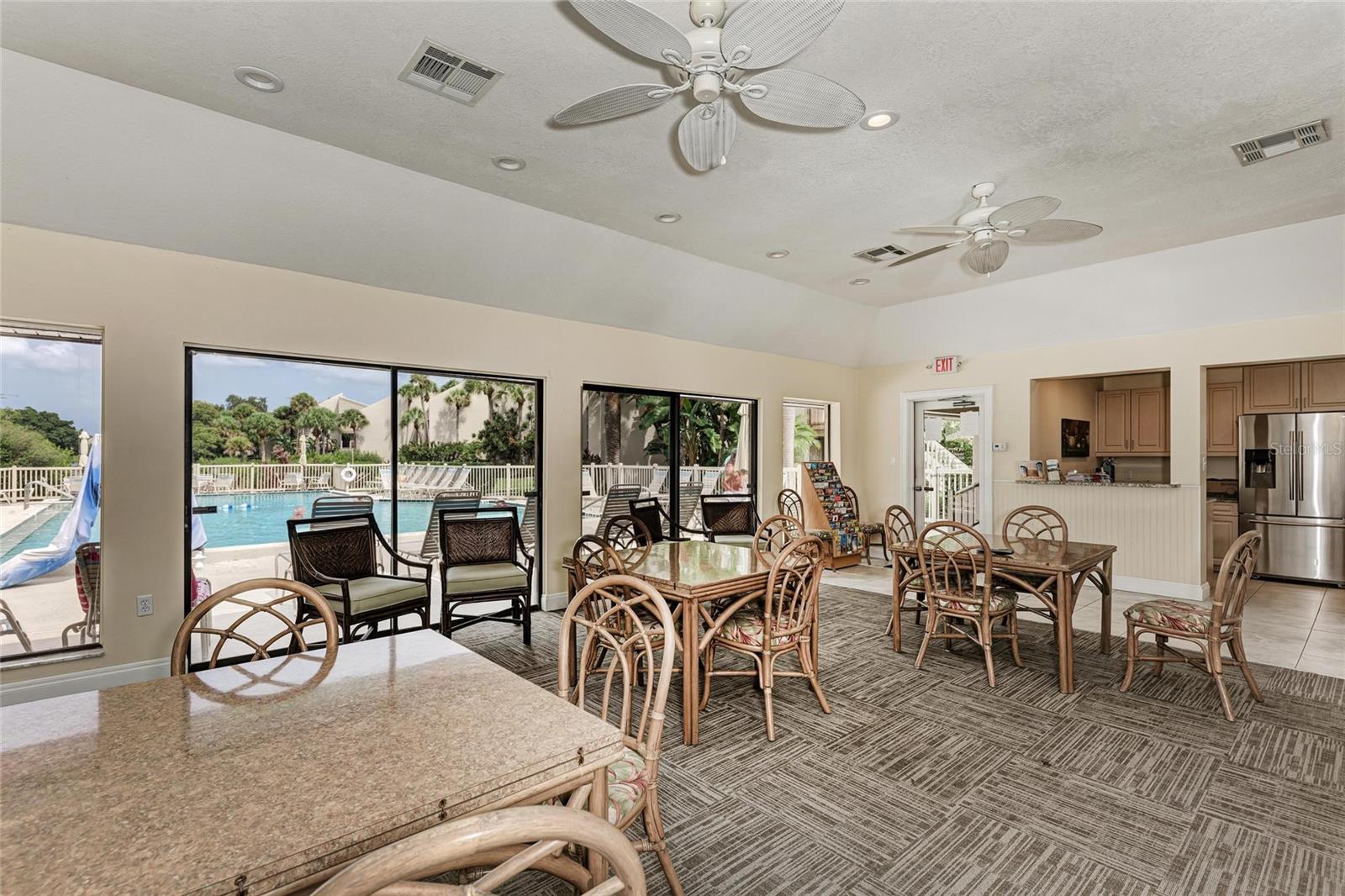 Image 32 of 50 For 6342 Midnight Pass Road 212