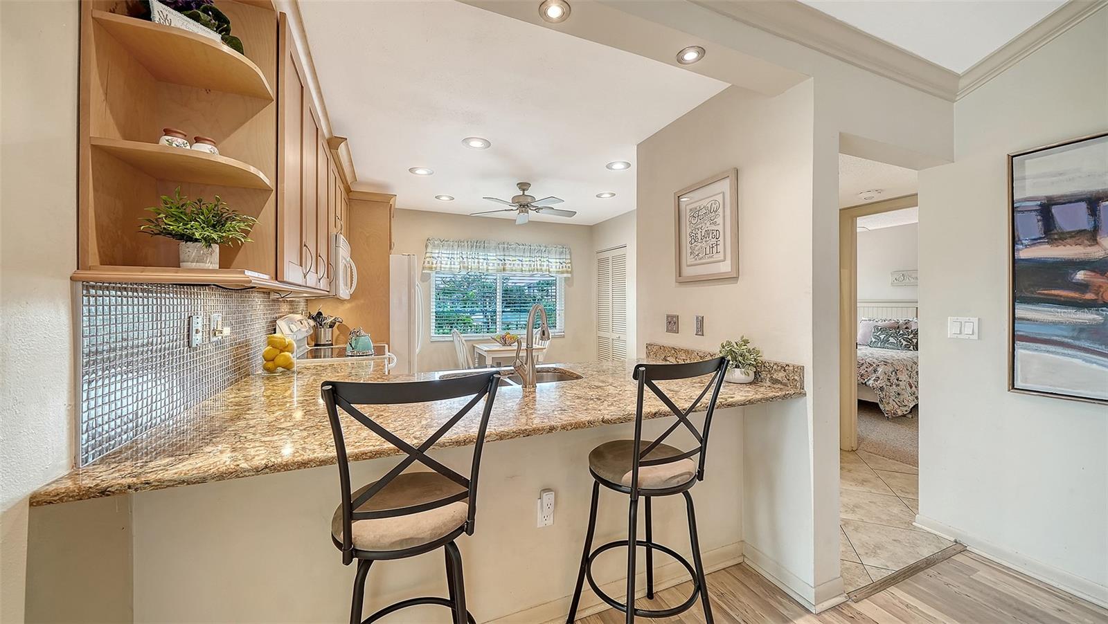 Image 16 of 62 For 6204 Midnight Pass Road 205