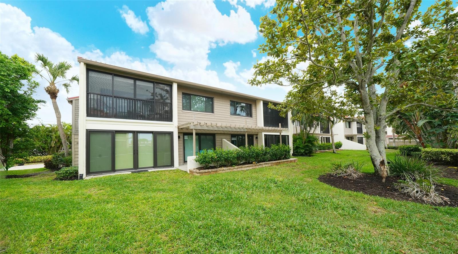 Image 31 of 62 For 6204 Midnight Pass Road 205