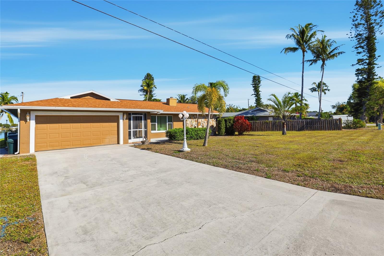 Image 5 of 48 For 15840 Lake Candlewood Drive