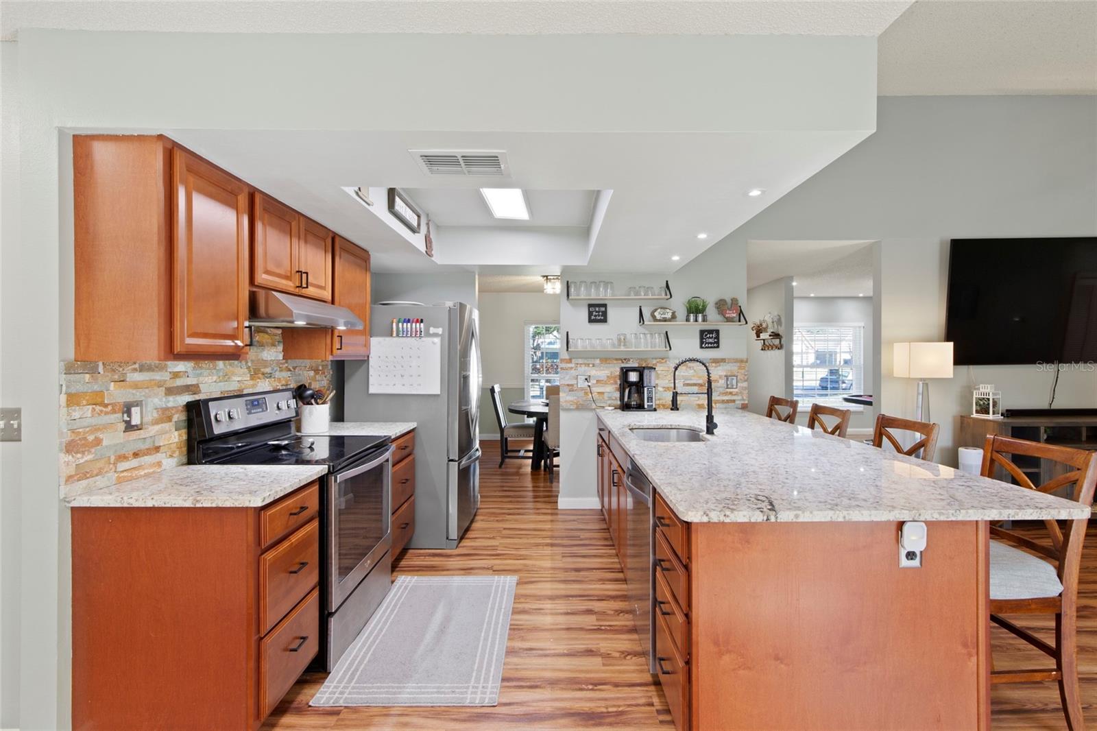 Listing photo id 0 for 1305 Peachfield Drive