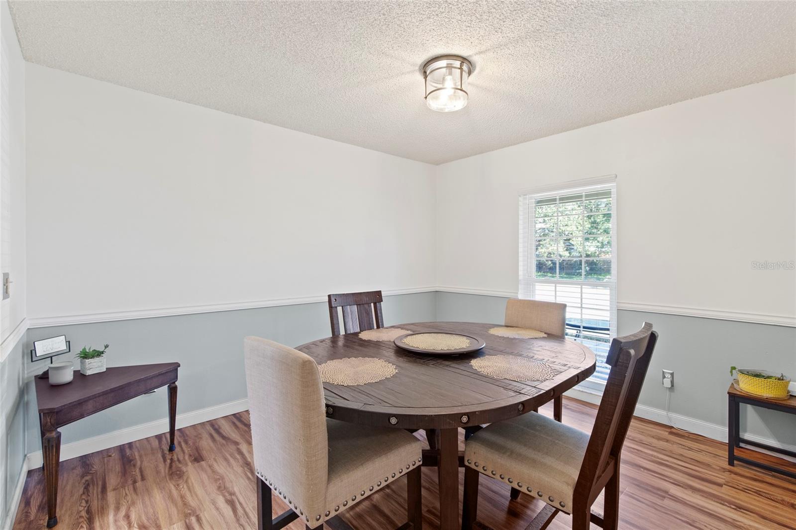 Listing photo id 4 for 1305 Peachfield Drive