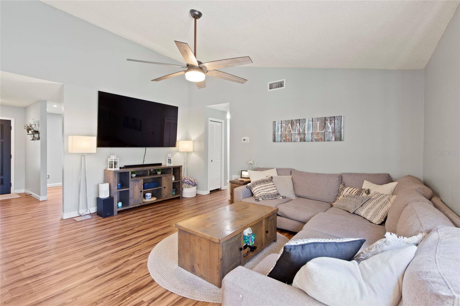 Listing photo id 6 for 1305 Peachfield Drive