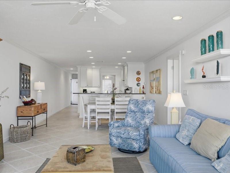 Image 11 of 46 For 8911 Midnight Pass Road 208