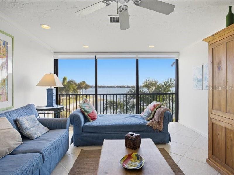 Image 12 of 46 For 8911 Midnight Pass Road 208