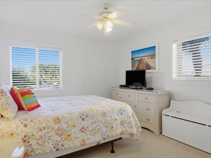 Image 17 of 46 For 8911 Midnight Pass Road 208