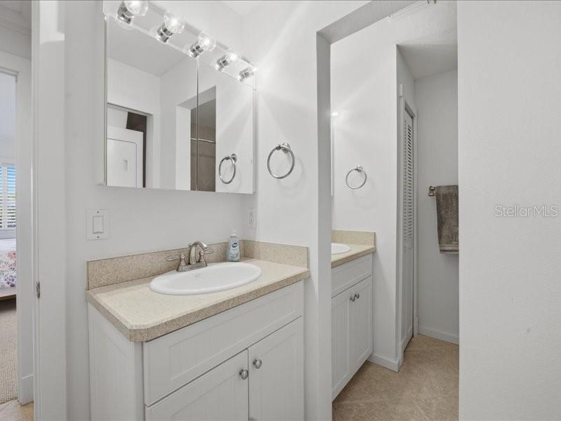 Image 19 of 46 For 8911 Midnight Pass Road 208