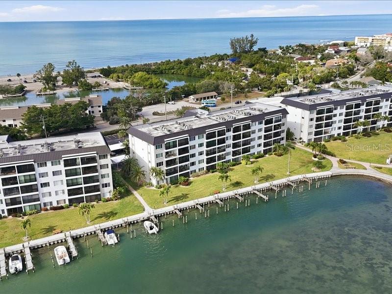 Image 27 of 46 For 8911 Midnight Pass Road 208