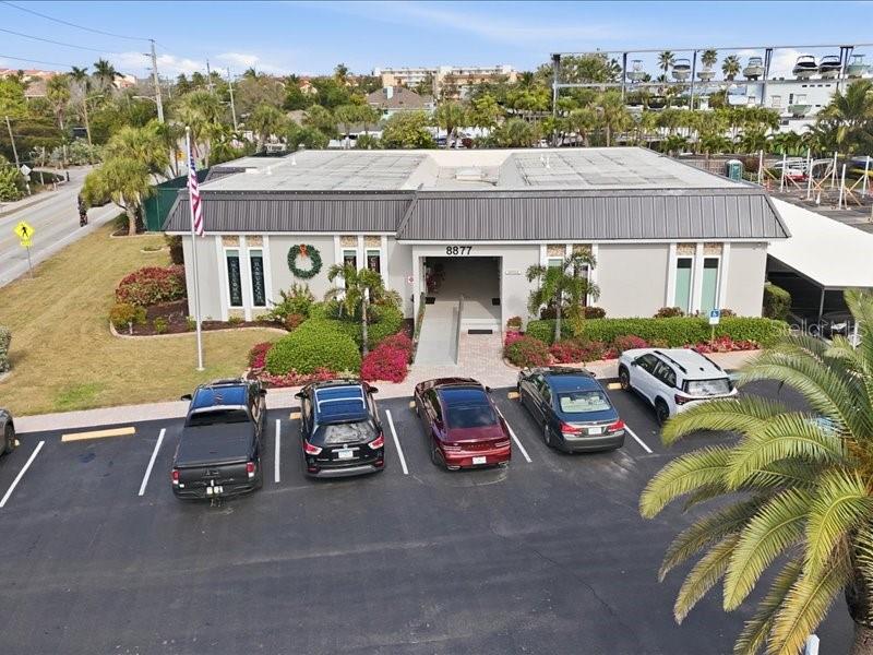 Image 29 of 46 For 8911 Midnight Pass Road 208