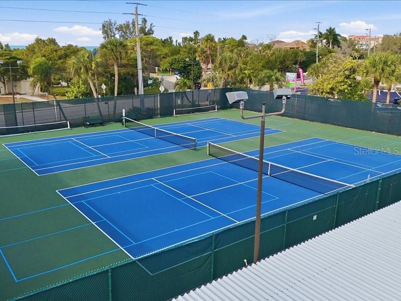 Image 33 of 46 For 8911 Midnight Pass Road 208