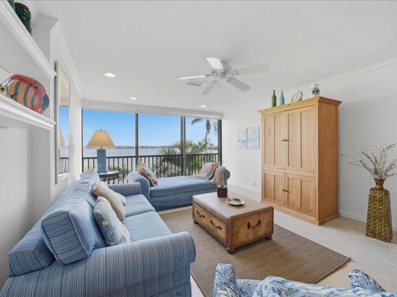 Image 9 of 46 For 8911 Midnight Pass Road 208