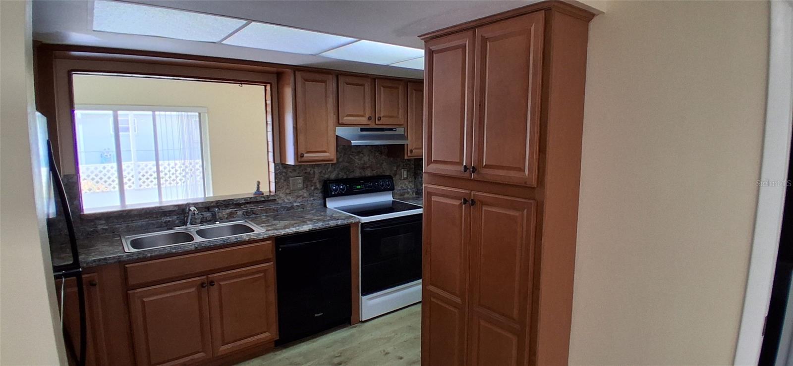 Image 6 of 34 For 441 Rubens Drive E