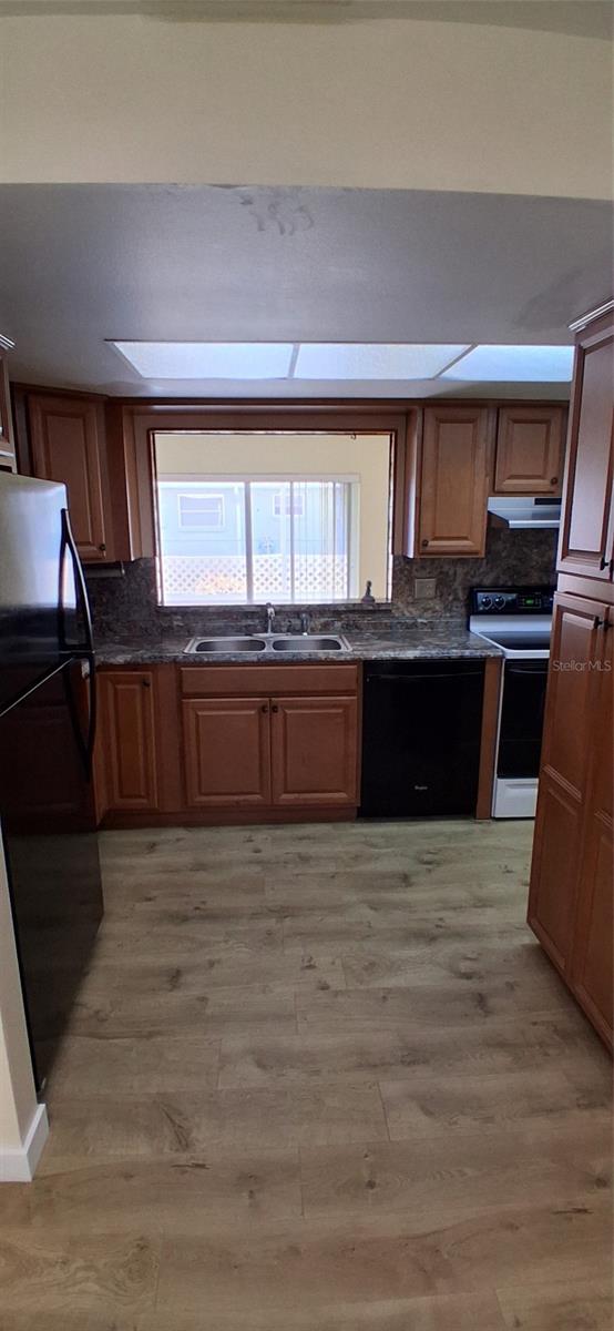 Image 8 of 34 For 441 Rubens Drive E